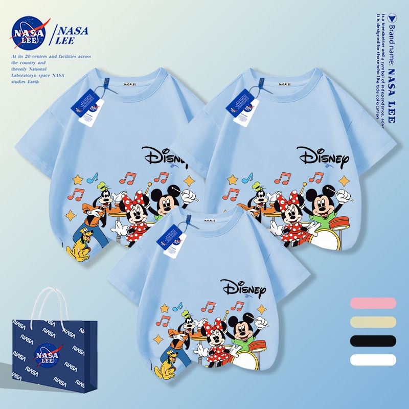 【จัดส่งภายในวันเดียวกัน】สินค้าใหม่ปี 2026 เสื้อคอสั้นทรงหลวมสีฟ้าอ่อน คอกลม ลายพิมพ์มิกกี้เมาส์ (Mickey Mouse) แบบครอบครัว 3 คน (พ่อ แม่ ลูก) ระบายอากาศได้ดี