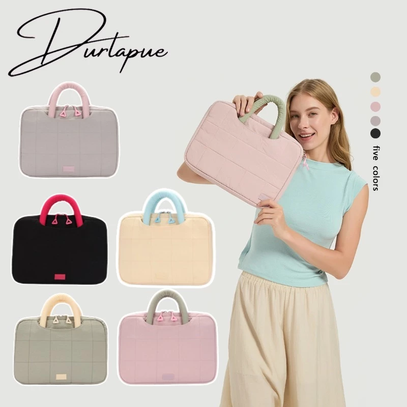 【8.8 กิจกรรมวันแบรนด์ 】Durlapue-กระเป๋าใส่แล็ปท็อปถือมือ ผ้านุ่มหนากันกระแทก กันรอย สไตล์มินิมอลน่ารักสำหรับผู้หญิง รองรับแล็ปท็อปขนาด13นิ้ว ซับในหนาปกป้องคอมพิวเตอร์ มีช่องแยกเก็บอุปกรณ์ หูจับนุ่มสะดวก เหมาะพกแล็ปท็อปไปเรียน ทำงาน เดินทาง มี 5 สีให้เลือก