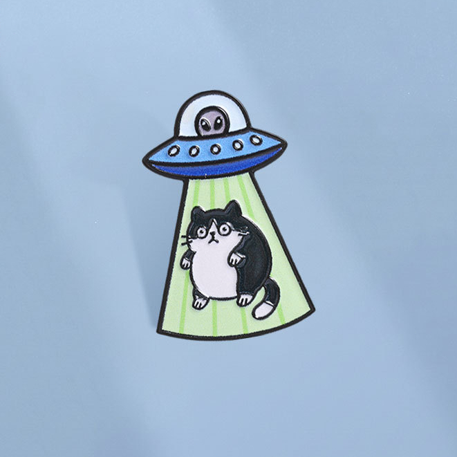 UFO Abducting Cat เคลือบ Pin Alien ยานอวกาศแมวเข็มกลัดการ์ตูนสัตว์ป้ายกระเป๋าเป้สะพายหลังอุปกรณ์เสริมของขวัญสําหรับเพื่อน