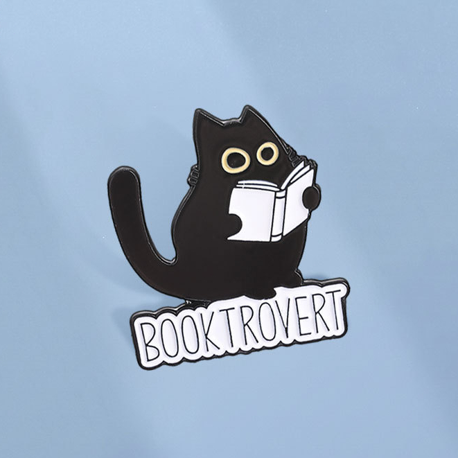 Booktrovert Black Cat Enamel Pin ตลกหนังสือคนรักน่ารักลูกแมวเข็มกลัดLapel Badgesกระเป๋าเป้สะพายหลังอุปกรณ์เสริมของขวัญสําหรับเพื่อน