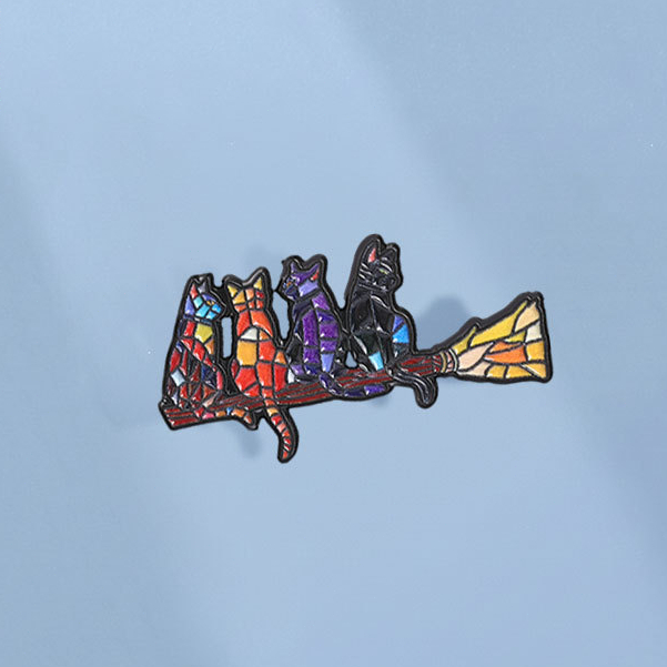 แมวแม่มดบน Broomstick เคลือบ Pin Stained Glass สไตล์เข็มกลัดฮาโลวีนแม่มดแมวป้ายกระเป๋าเป้สะพายหลังอุปกรณ์เสริมของขวัญสําหรับเพื่อน