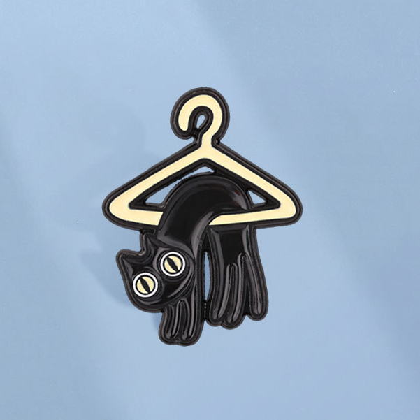 Playful Black Cat Hanger Enamel Pin ตลก Kitty เข็มกลัดการ์ตูนสัตว์ป้ายกระเป๋าเป้สะพายหลังอุปกรณ์เสริมของขวัญสําหรับเพื่อน