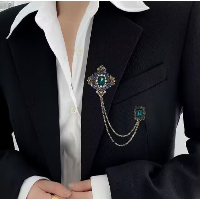 Retro Emerald Chain เข็มกลัด High-End หรูหราชุดคอ Pin Niche Design Pin Workplace Commuter อุปกรณ์เสริม First Choice สําหรับของขวัญ