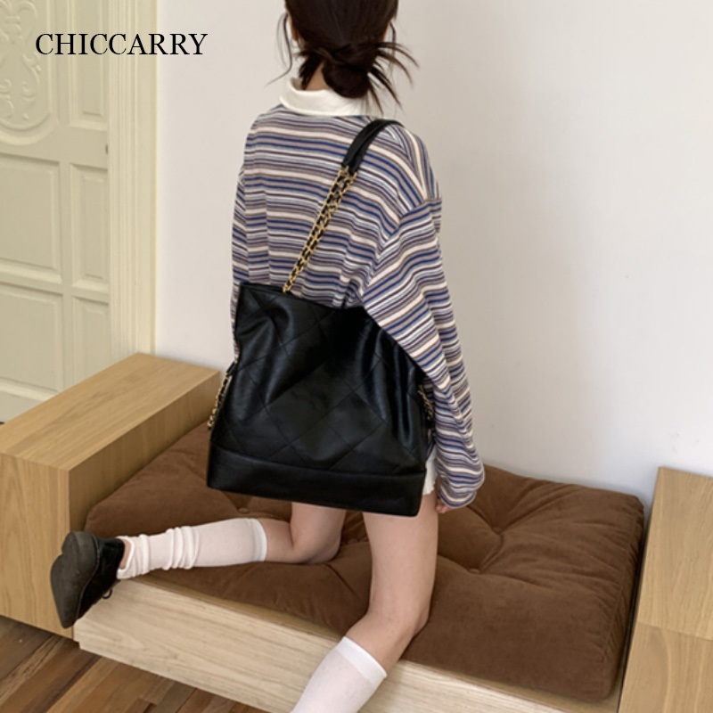 CHICCARRY กระเป๋าโท้ทสายโซ่ควิลท์สไตล์เกาหลีความจุขนาดใหญ่สีดําหนังนิ่มกระเป๋าสะพายพร็อพอเนกประสงค์พร้อมสไตล์ชาแนล