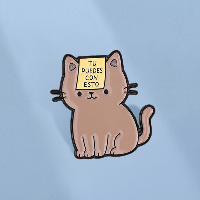 Tu Puedes Con Esto Cat เคลือบ Pin แรงบันดาลใจสเปนอ้างเข็มกลัดน่ารักสีน้ําตาลแมวป้ายกระเป๋าเป้สะพายหลังอุปกรณ์เสริมของขวัญสําหรับเพื่อน
