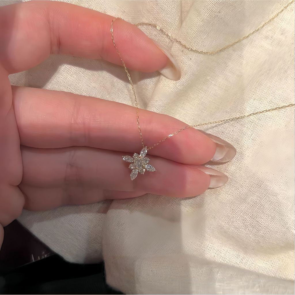 Strobe Diamond-Robe Four-Leaf สร้อยคอผู้หญิงหรูหรา Simple Niche Design High-End Clavicle Chain สร้อยคอ