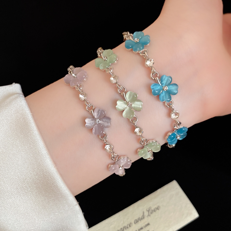 สร้อยข้อมือโซ่สีเงินที่ละเอียดอ่อนพร้อมดีเทลดอกไม้โอปอลสีสันสดใสและเน้นๆเงาสําหรับสวมใส่ทุกวัน