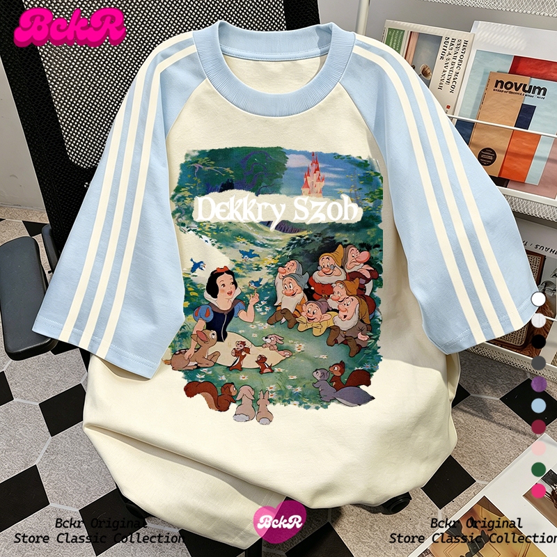 【จัดส่งตลอด 24 ชั่วโมง】 BCKR เสื้อยืดแฟชั่นหญิงโอเวอร์ไซส์สไตล์เกาหลี ลายสโนว์ไวท์ แขนสั้น YG262