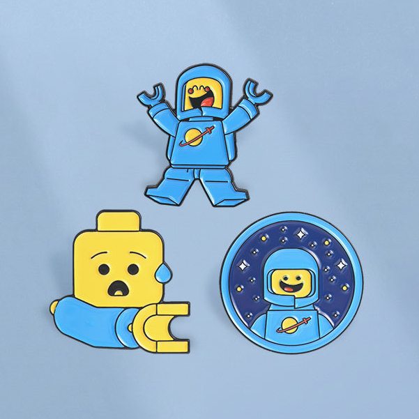 คลาสสิกสีฟ้า Spaceman เคลือบ Pins การ์ตูนน่ารักนักบินอวกาศเข็มกลัดป้ายกระเป๋าเป้สะพายหลังอุปกรณ์เสริมของขวัญสําหรับเพื่อน