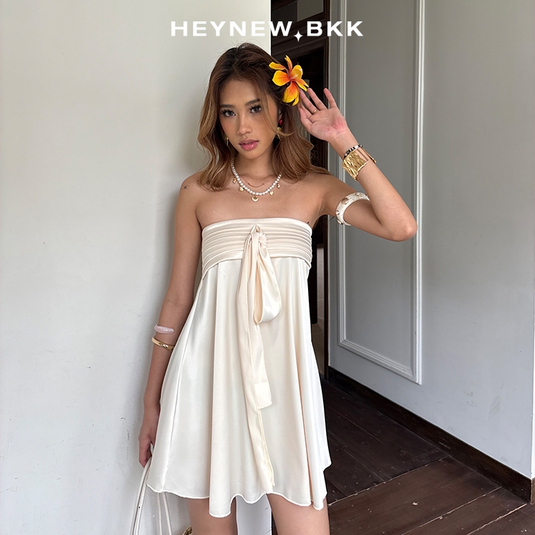 [JWD423] Womens Mini Strapless Dress with Front Bow Detail, จีบหน้าอก, ผ้ามันเงานุ่ม, Flared Silhouette