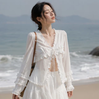 somethingappeals Moonlit Blouse เสื้อคาร์ดิแกนขอบหยักลูกไม้ ทรงครอป V Neck แต่งชั้นหยัก สไตล์สวีท