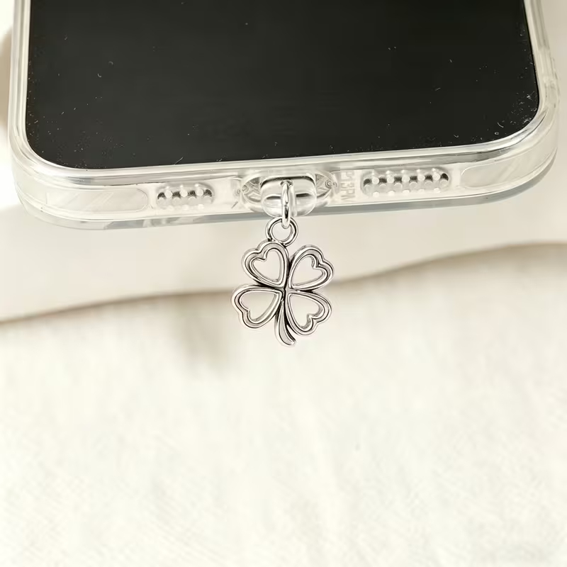 ปลั๊กป้องกันฝุ่นโทรศัพท์มือถือ diy Silver Hollow Clover จี้ตกแต่งโทรศัพท์มือถือ