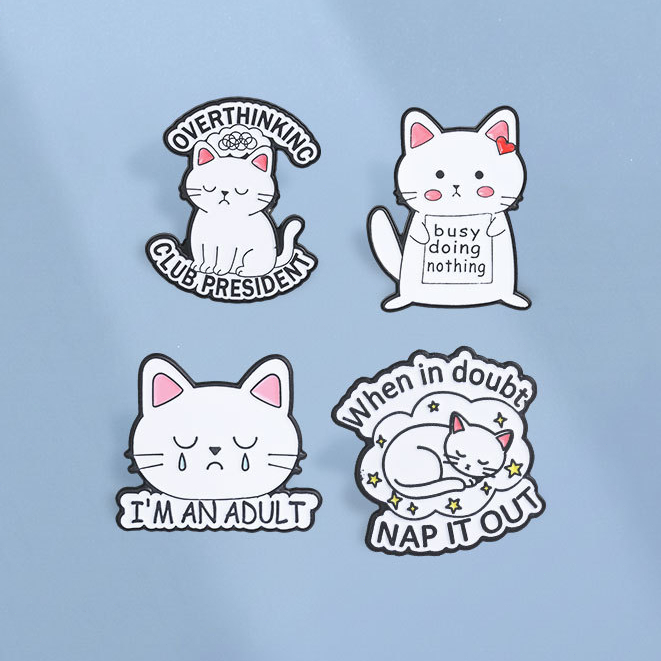 การ์ตูนแมวตลกเคลือบ Pins น่ารักแมวสีขาว Im An ผู้ใหญ่เข็มกลัดป้ายกระเป๋าเป้สะพายหลังอุปกรณ์เสริมของขวัญสําหรับเพื่อน
