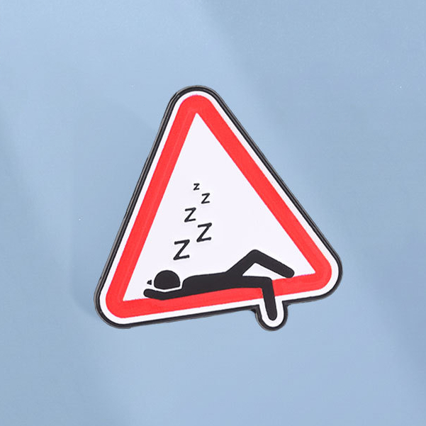 ตลก Sleepy ป้ายเตือนเคลือบ Pins ระวัง: เข็มกลัดสามเหลี่ยมยางป้ายปกกระเป๋าเป้สะพายหลังอุปกรณ์เสริมของขวัญสําหรับเพื่อน