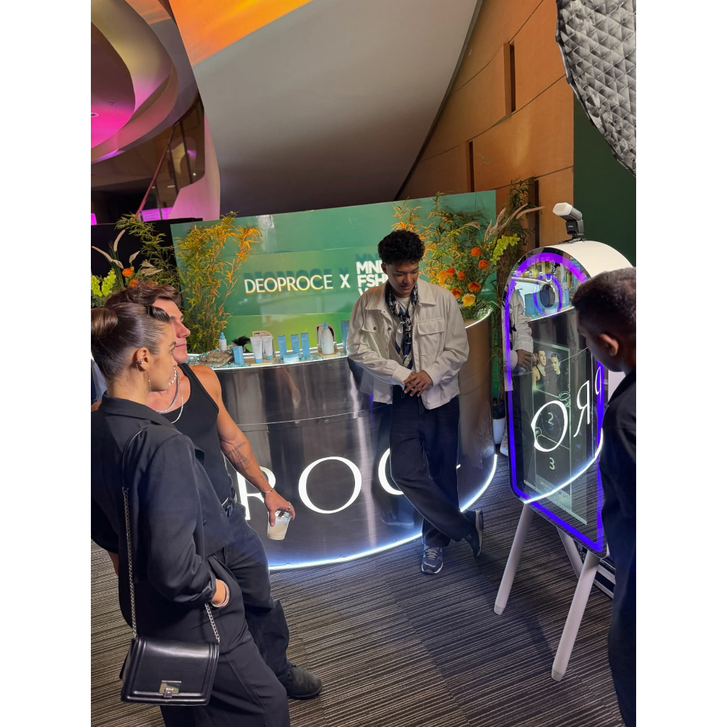 4-Leg Magic Mirror Booth    This mirror-style photo booth is the ideal solution for events, pop-up a