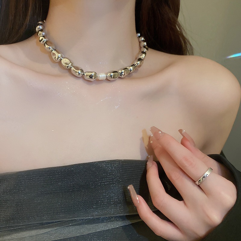 เกาหลีสไตล์เย็นสร้อยคอมุกน้ําจืดผิดปกติส่วนบุคคลแฟชั่นสร้อยคอสั้นสบายๆอุปกรณ์อเนกประสงค์สําหรับผู้หญิง