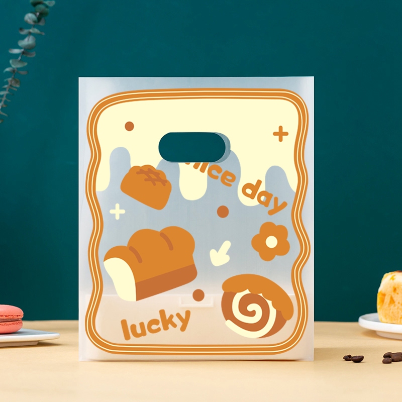 ถุงพลาสติกพกพา ลายเบเกอรี่ "Nice Day Lucky" โปร่งแสงผิวด้าน หนาพิเศษ ทนทาน ไม่ขาดง่าย กันรั่วซึม เหมาะกับร้านขนมปัง เค้ก กาแฟ สลัด ผลไม้ ซูเปอร์มาร์เก็ต ห้างสรรพสินค้า ร้านขายเสื้อผ้า เครื