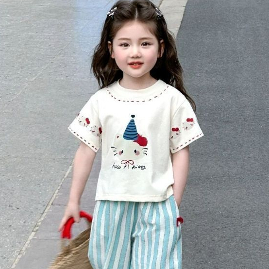 [ลดราคาจํากัดเวลา] สาวฤดูร้อนแขนสั้นเสื้อยืดสูท 2026 ใหม่สไตล์เด็กกางเกงขากว้างแฟชั่นแฟชั่นชุดสองชิ้นเสื้อผ้า