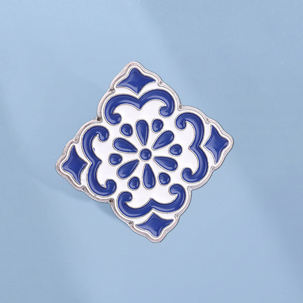 Blue White Porcelain กระเบื้องรูปแบบเคลือบ Pin Vintage Azulejo เข็มกลัดดอกไม้ Lapel Badge กระเป๋าเป้สะพายหลังอุปกรณ์เสริมของขวัญสําหรับเพื่อน