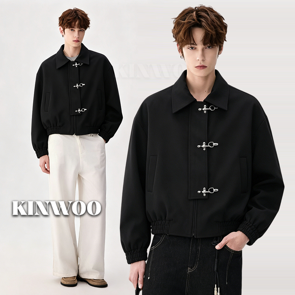 【พร้อมส่ง】KINWOO เสื้อแจ็คเก็ตสั้นผู้ชายคอปก ติดตะขอโลหะ สีดำ ผ้าไม่ยับ สไตล์คลีนฟิต/ไฮสตรีท ทรงสั้นยอดฮิต