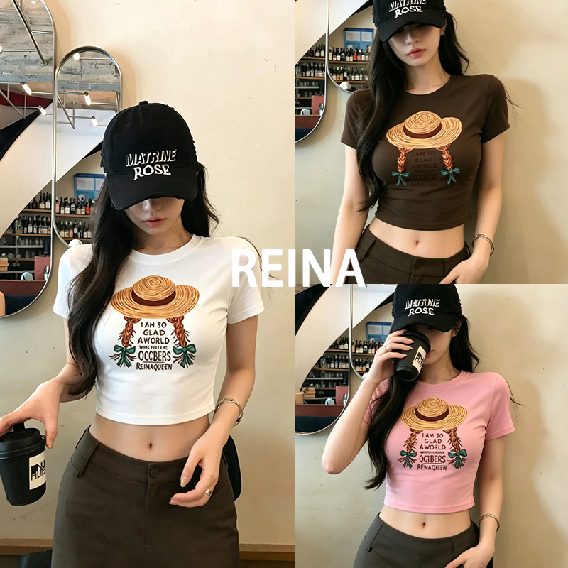 🔥 พร้อมส่ง ReinaQueen เสื้อครอปลายหมวกฟางสาว ผ้าไมโครไฟเบอร์นำเข้านุ่มยืด เข้ารูปโชว์หุ่น สายหวานเผ็ด Y2K สาวตัวเล็กดูสูง ทุกลุคฮิตติดเทรนด์ B+5073