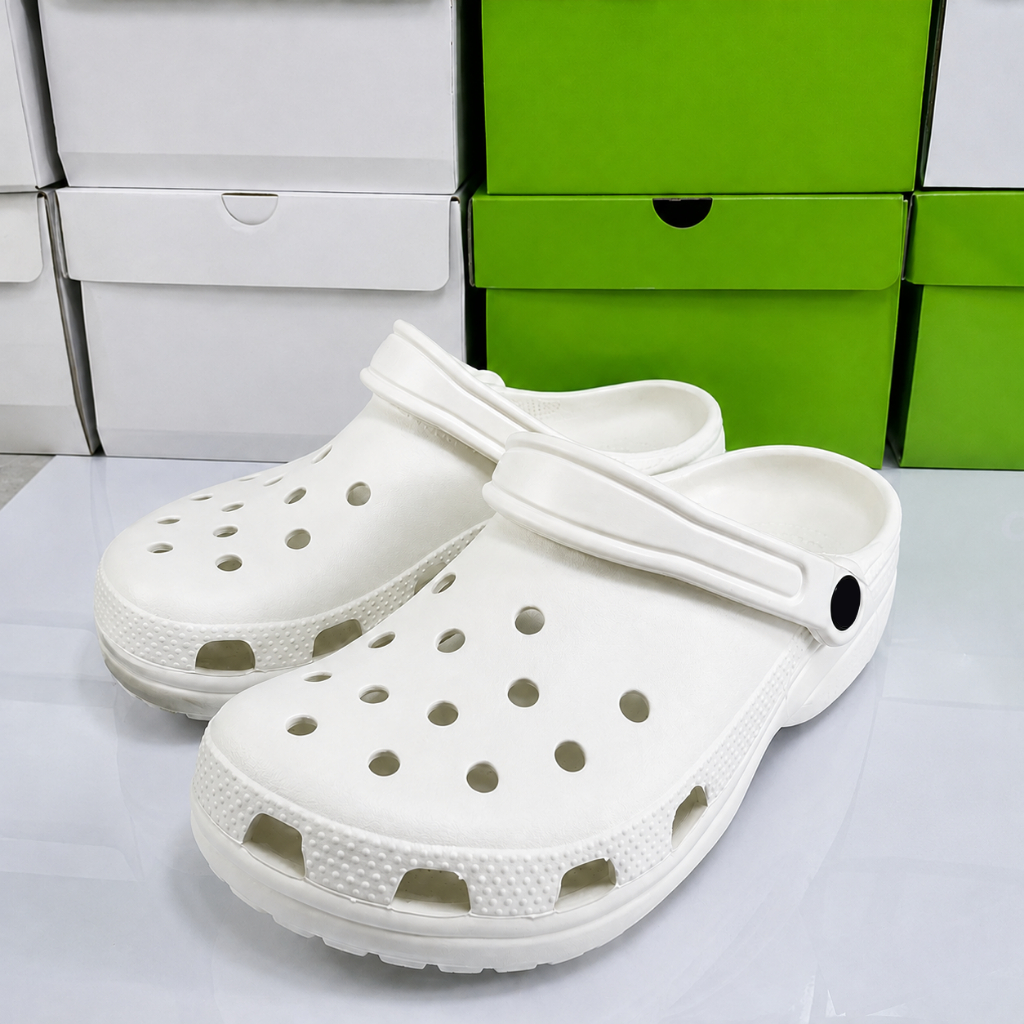 ครอสส รุ่น classic Clog น้ำหนักเบาที่สวมใส่สบายและระบายอากาศได้ดี เหมาะสำหรับการเดินทางและการใช้งานกลางแจ้ง