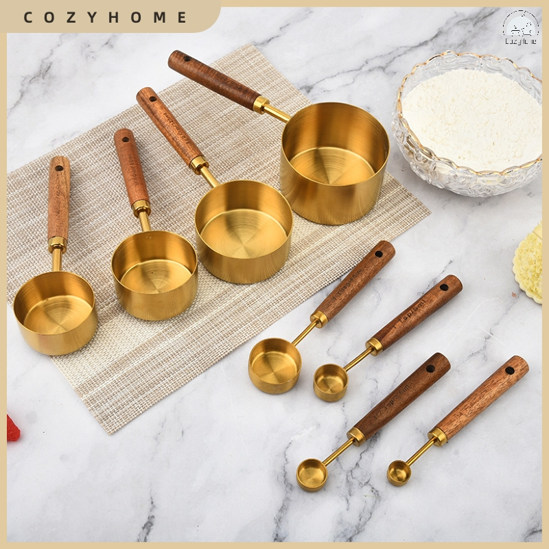 [สต๊อกพร้อม] COZYHOME ช้อนตวงสแตนเลสเคลือบทองครัวเบเกอรี่เครื่องมือวัด Acacia ถ้วยตวงด้ามไม้