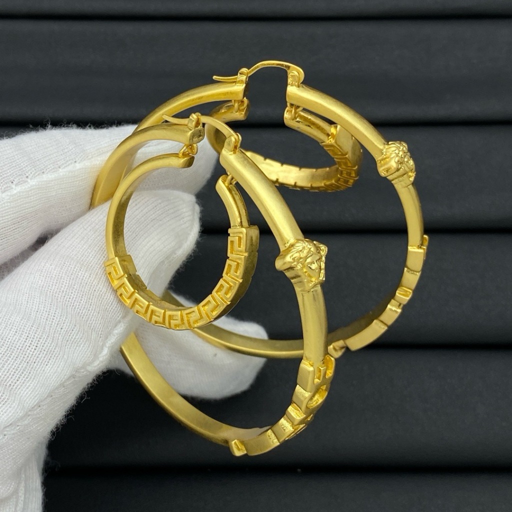 Versace Golden Medusa รูปแบบต่างหูห่วงใหญ่หญิงหรูหรา Niche High-End All-Match Commuter Classy Influe