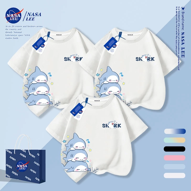 [กรุงเทพฯ จัดส่งภายในวันเดียว] นาซ่า อินเทรนด์ฉลามน้อยผ้าฝ้ายสีขาวเสื้อยืดครอบครัวสามพ่อแม่และลูกสวมใส่แฟชั่นสบายๆแขนสั้น