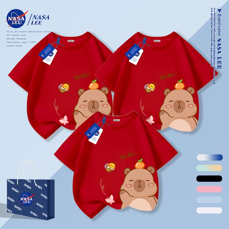 [กรุงเทพฯ จัดส่งภายในวันเดียว] นาซ่า ผ้าฝ้ายสีแดงเสื้อยืดระบายอากาศ คาปิบาระ การ์ตูนพ่อแม่และลูกสวมใส่หลวมสบายๆครอบครัวสามแขนสั้นแ