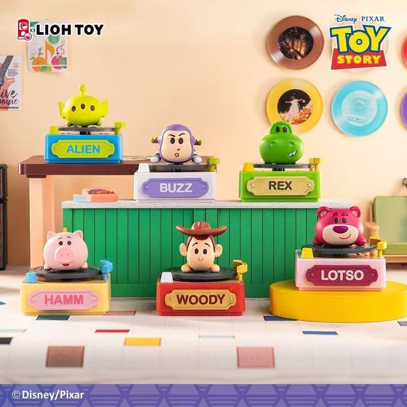 Disney Toy Story Zhuanan เครื่องเล่นบันทึก Series Mystery Box Buzz Lightyear Woody สตรอเบอร์รี่หมีรูปตุ๊กตาสํานักงานเดสก์ท็อปตกแต่งรถตกแต่งภายใน
