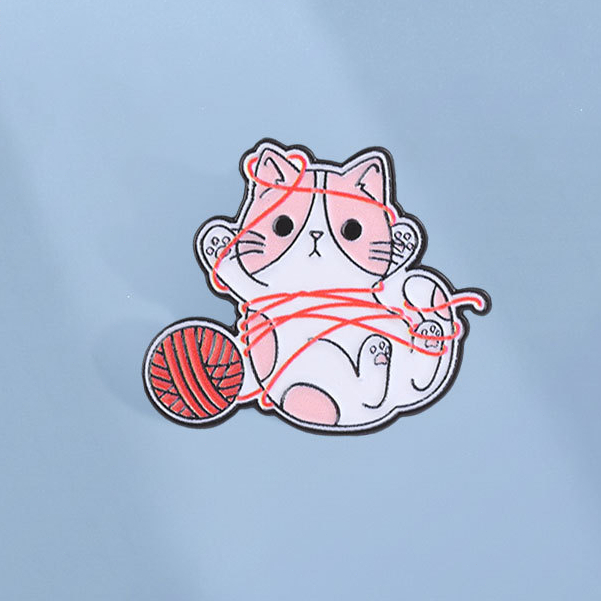 แมวน่ารัก Tangled ในเส้นด้ายเคลือบ Pin แมวตลกเล่นเข็มกลัดขนสัตว์ Kawaii Cat Lapel Badge เสื้อผ้าอุปกรณ์เสริมของขวัญสําหรับเพื่อน