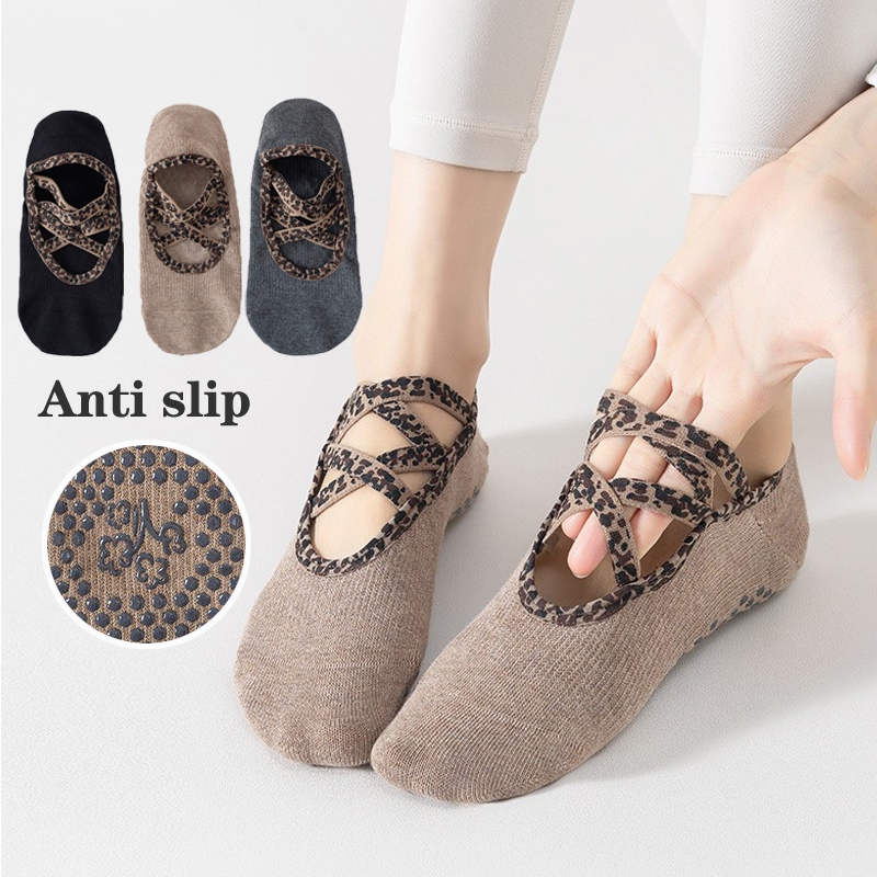 ลายเสือดาวสายไขว้ Grip yoga ถุงเท้าพิลาทิสสําหรับ wemen กันลื่น Hollowed-out breathable Gym ฟิตเนสชั้นแอโรบิกกีฬาเต้นรําถุงเท้าในร่ม