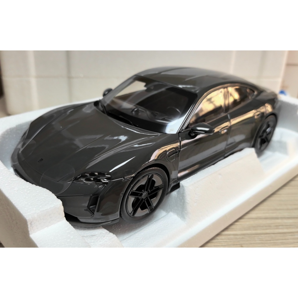 New Nowell Porsche Taycan Turbo S สีเทาเข้ม 18 Scale Alloy Collection Model