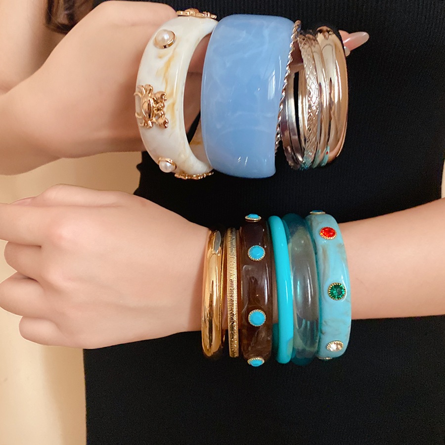 3 ชิ้น Retro ซ้อนสร้อยข้อมือชุด, Amber Marbled เรซิ่นข้อมือกว้างกับ Faux Turquoise & Two Gold Tone บางกําไลข้อมือ