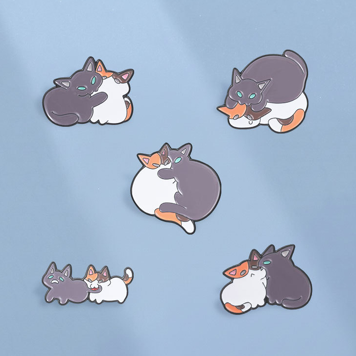 น่ารักกอดแมวอ้วนเคลือบ Pins Kawaii Snuggling คู่ลูกแมวเข็มกลัดสัตว์ป้ายปกกระเป๋าเป้สะพายหลังอุปกรณ์เสริมของขวัญสําหรับเพื่อน