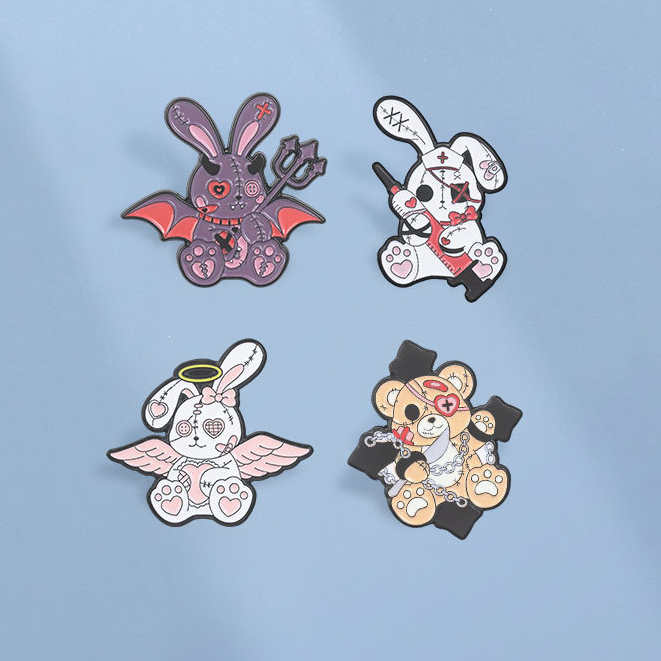 พาสเทล Goth Voodoo ตุ๊กตาเคลือบ Pins Angel Devil พยาบาลกระต่ายโซ่ตุ๊กตาหมีเข็มกลัดป้ายปกกระเป๋าเป้สะพายหลังอุปกรณ์เสริมของขวัญสําหรับเพื่อน