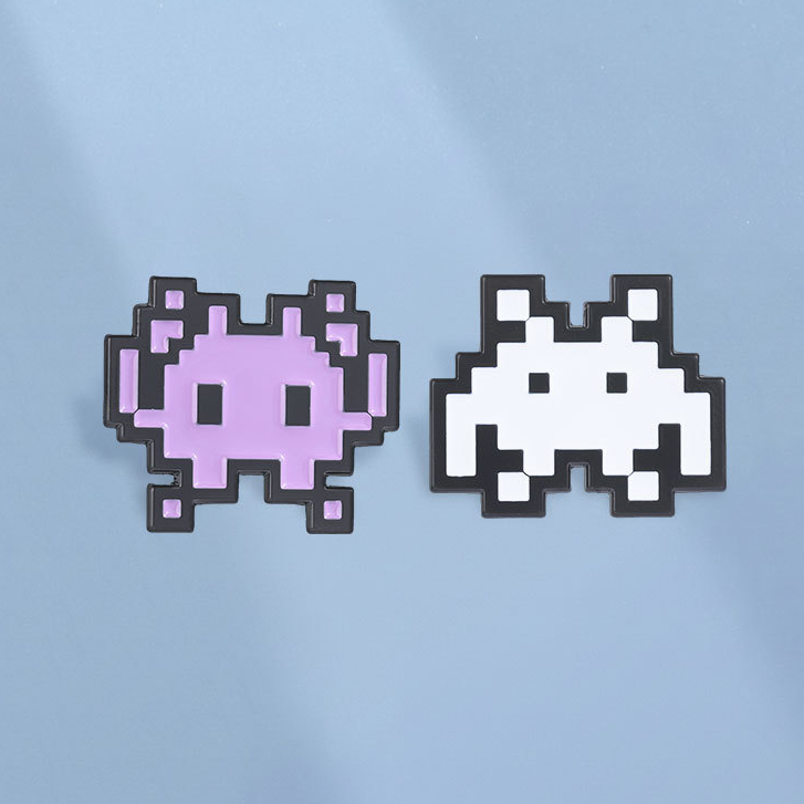 คลาสสิก 8-Bit Pixel Alien Enamel Pins Retro อาเขตเกม Space Invaders เข็มกลัดปกป้ายเสื้อผ้าอุปกรณ์เสริมของขวัญสําหรับเพื่อน