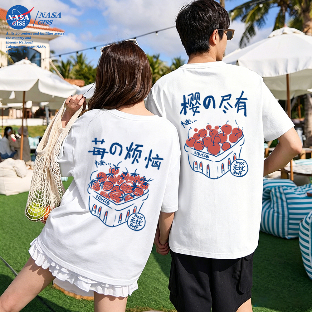 NASA เสื้อยืดหญิงชาย แฟชั่นญี่ปุ่นเสื้อ summer สตรอเบอร์รี่พิมพ์ลาย คอกลม ผ้าฝ้ายแท้ ทรงหลวม เสื้อเท่ๆ