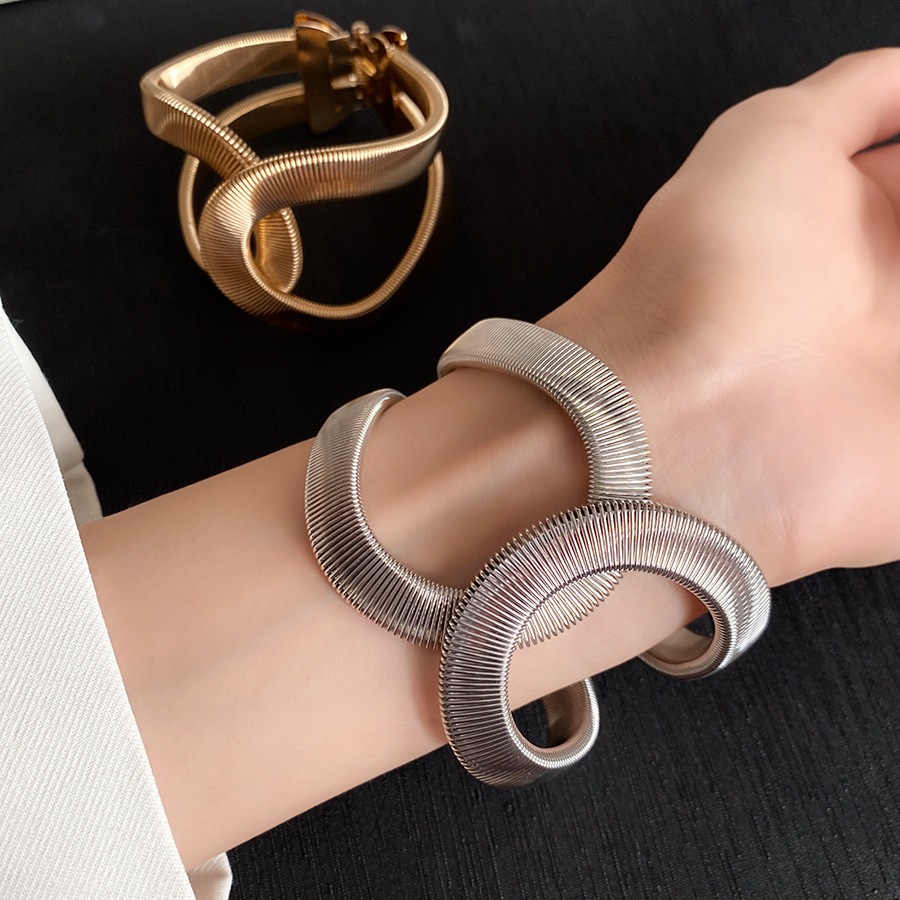 โลหะรูปงูข้ามเปิดสร้อยข้อมือยางยืดยุโรปและอเมริกาบุคลิกภาพที่เรียบง่ายซอกสร้อยข้อมือผสมอุปกรณ์อเนกประสงค์