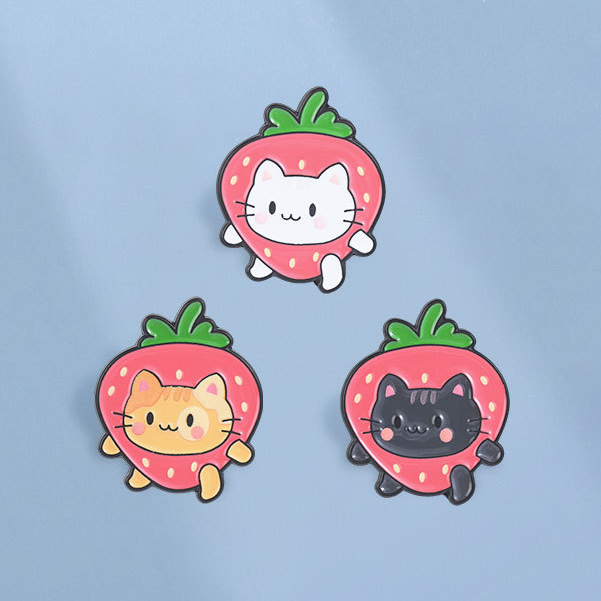Kawaii สตรอเบอร์รี่แมวเคลือบ Pins น่ารักการ์ตูนผลไม้ลูกแมวเข็มกลัดป้ายเสื้อผ้าอุปกรณ์เสริมของขวัญสําหรับเพื่อน
