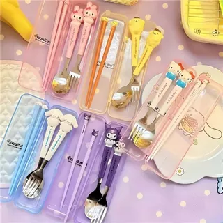 💥พร้อมส่ง COD💥 ชุดช้อนส้อมตะเกียบการ์ตูนซานริโอ Sanrio มี Hello Kitty Kuromi My Melody Cinnamoroll Pompompurin สแตนเลสเกรดอาหาร พร้อมกล่องเก็บพกพา น้ำหนักเบา พกไปโรงเรียน ท่องเที่ยว แคมป์ปิ้งได้ สำหรับเด็กนักเรียนและผู้ใหญ่ ทำความสะอาดง่าย ไม่เป็นสนิม
