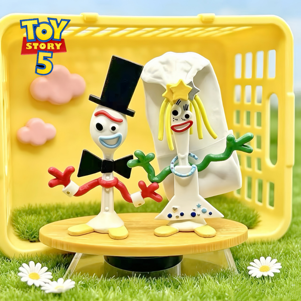 Toy Story 5 Forky & Karen Beverly ชุดรูปตุ๊กตา - อุปกรณ์ตกแต่งโต๊ะคู่พร้อมฐานของขวัญสะสม