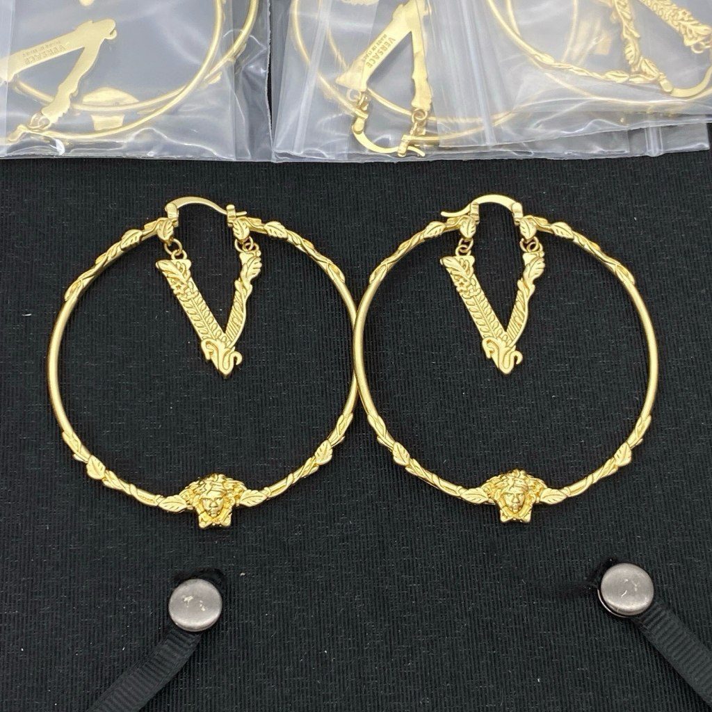 Retro Versace V-Shaped ต่างหูห่วงขนาดใหญ่ยุโรปสไตล์อเมริกันสีทองต่างหูหรูหราอุตสาหกรรมหนักต่างหูโอ้อ