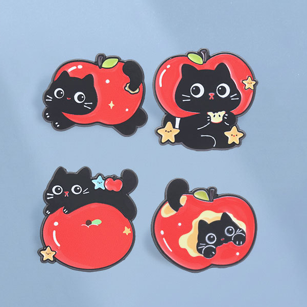 น่ารักแมวดําแอปเปิ้ลเคลือบ หมุด การ์ตูนลูกแมวเข็มกลัด น่ารัก สัตว์ปกป้ายเสื้อผ้าอุปกรณ์เสริมของขวัญสําหรับเพื่อน