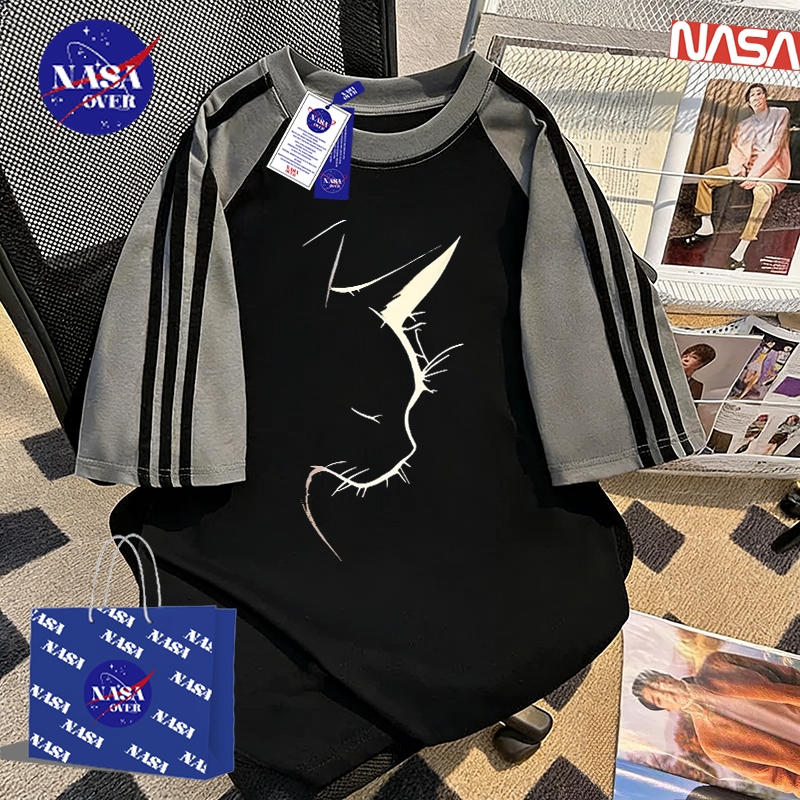 【จัดส่งตลอด 24 ชั่วโมง】 เสื้อยืด ฤดูร้อน ทรงหลวม แขนสั้น มินิมอล ลายแมวเส้น ยูนิเซ็กส์ สีผสม สามแถบ คอกลม เสื้อ YG440