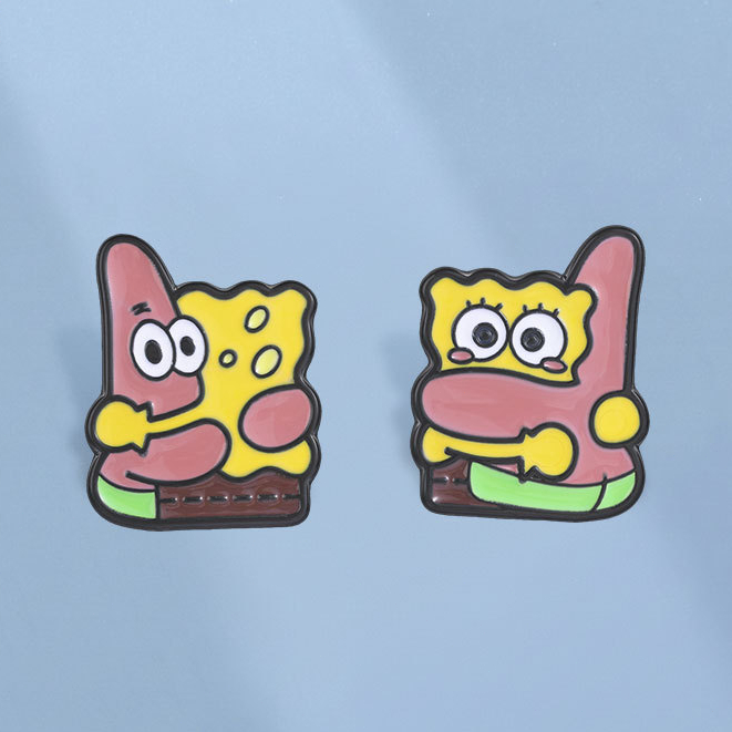 SpongeBob Patrick Hug เคลือบ Pins การ์ตูนอะนิเมะเข็มกลัดป้ายเสื้อผ้าอุปกรณ์เสริมของขวัญสําหรับเพื่อน