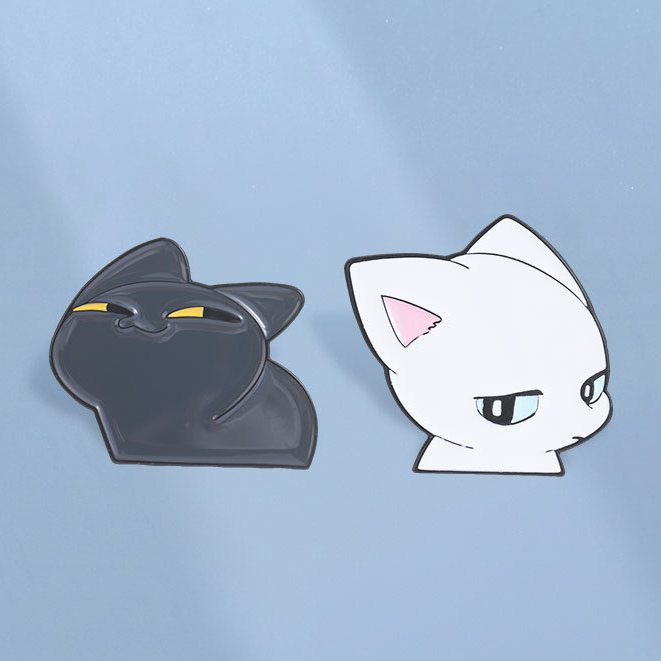 การ์ตูนสีดําสีขาวแมวเคลือบ Pins น่ารักคู่ Kitty เข็มกลัดปกป้ายเสื้อผ้าอุปกรณ์เสริมของขวัญสําหรับเพื่อน