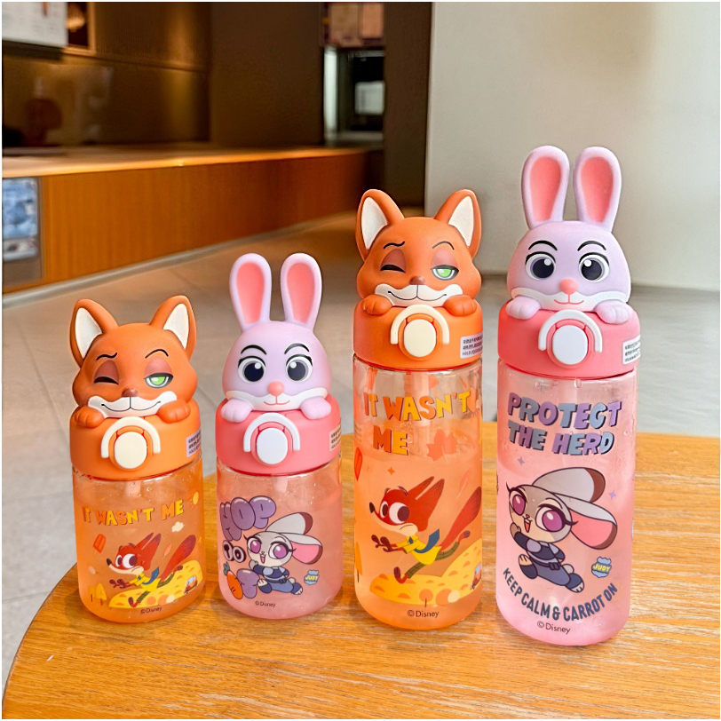 ✨Crazy Zoo เด็กถ้วยน้ําพลาสติก 520ml พร้อมเชือก + ขวดน้ําฟางปลอดภัยไม่มี BPA นักเรียน/สาว Universal การ์ตูนน่ารักตุ๊กตา