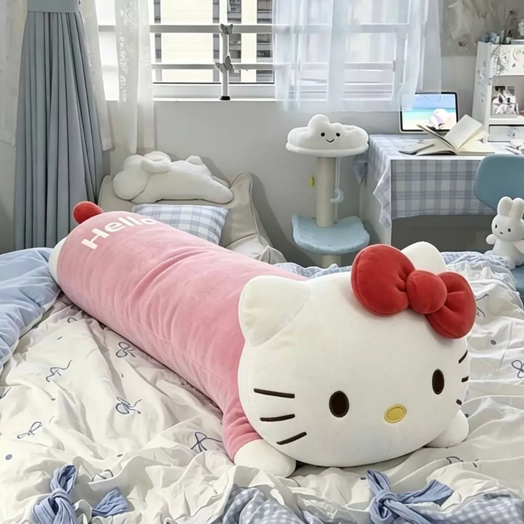 HelloKitty Cat Pillow Long Pillow Bed Sleeping Clip-On Plush Doll หมอนโซฟาสําหรับแฟนของขวัญวันเกิดแฟน